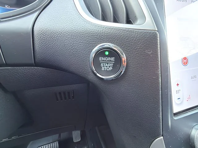 Used 2022 Black Ford SEL image 19