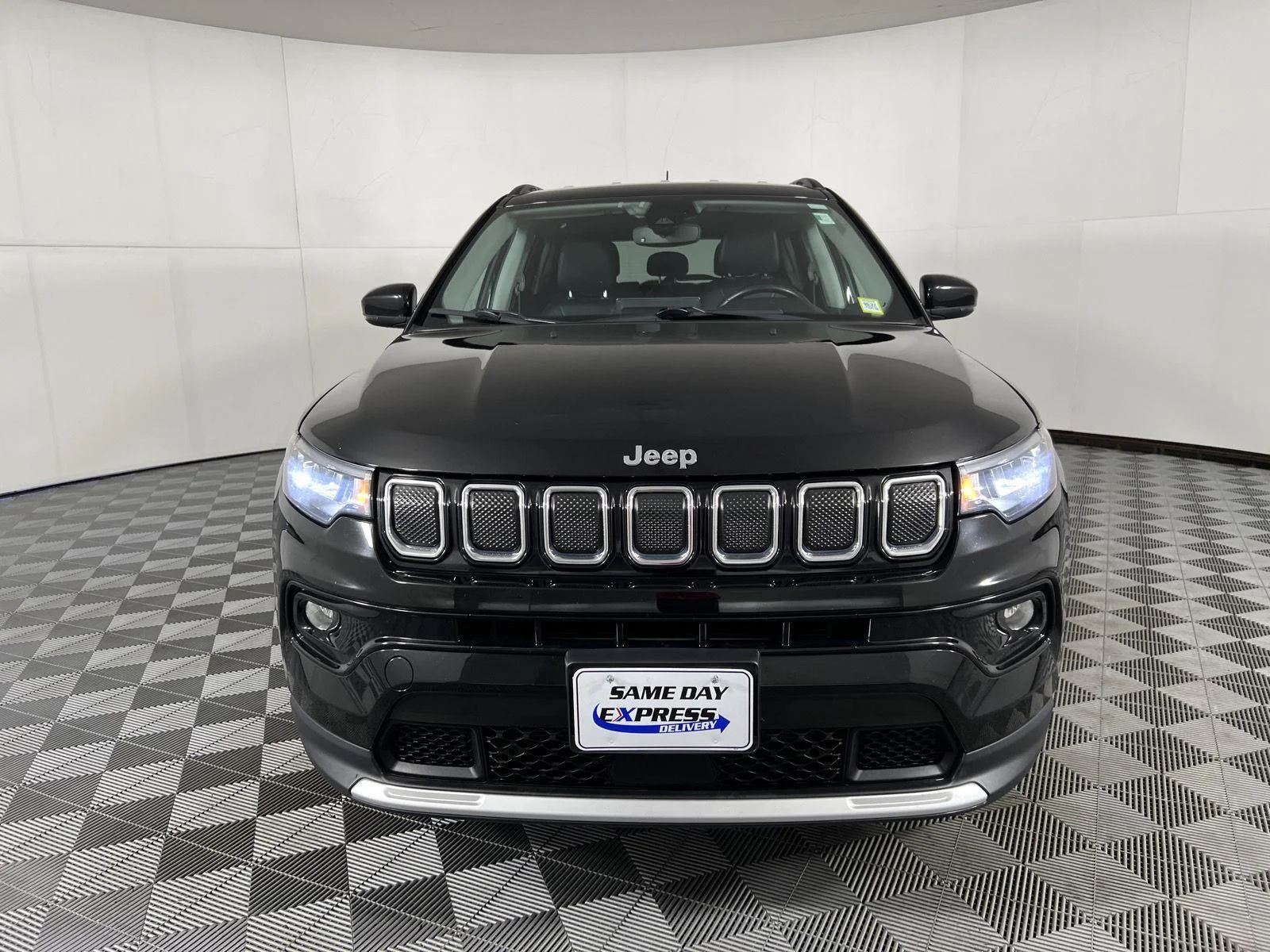 Used 2022 Diamond Black Crystal Pearlcoat Jeep Limited image 18