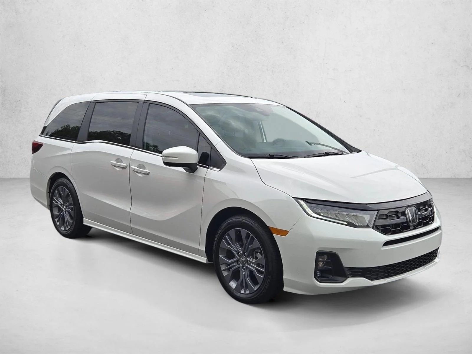 Used 2026 Platinum White Pearl Honda Touring image 3