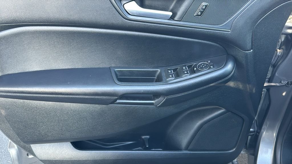 Used 2022 Gray Ford SE image 18