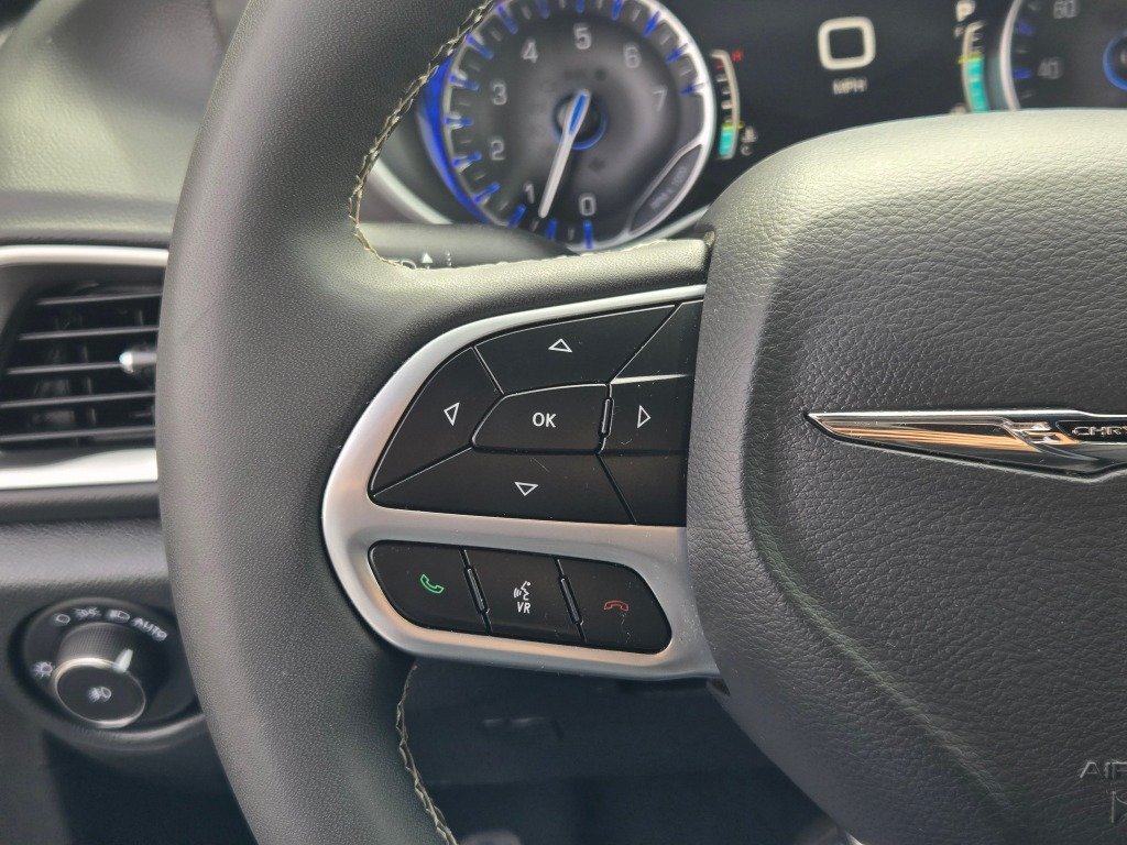 Used 2025 White Chrysler Select image 32