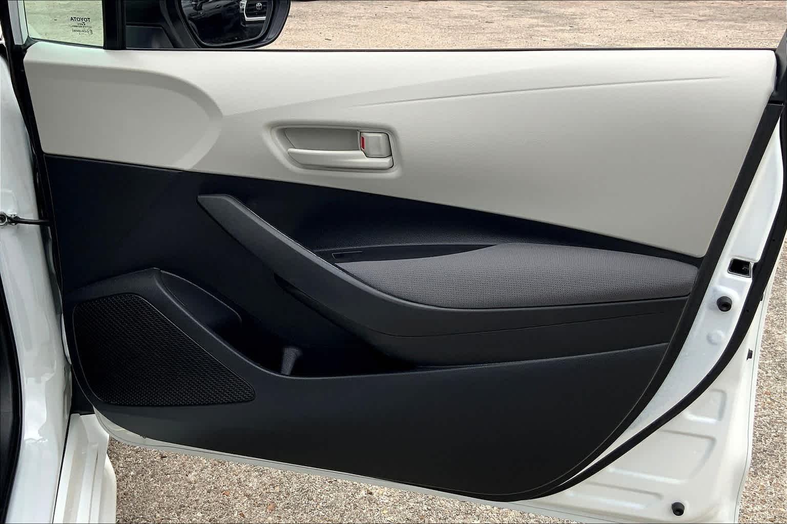 Used 2022 White Toyota LE image 22