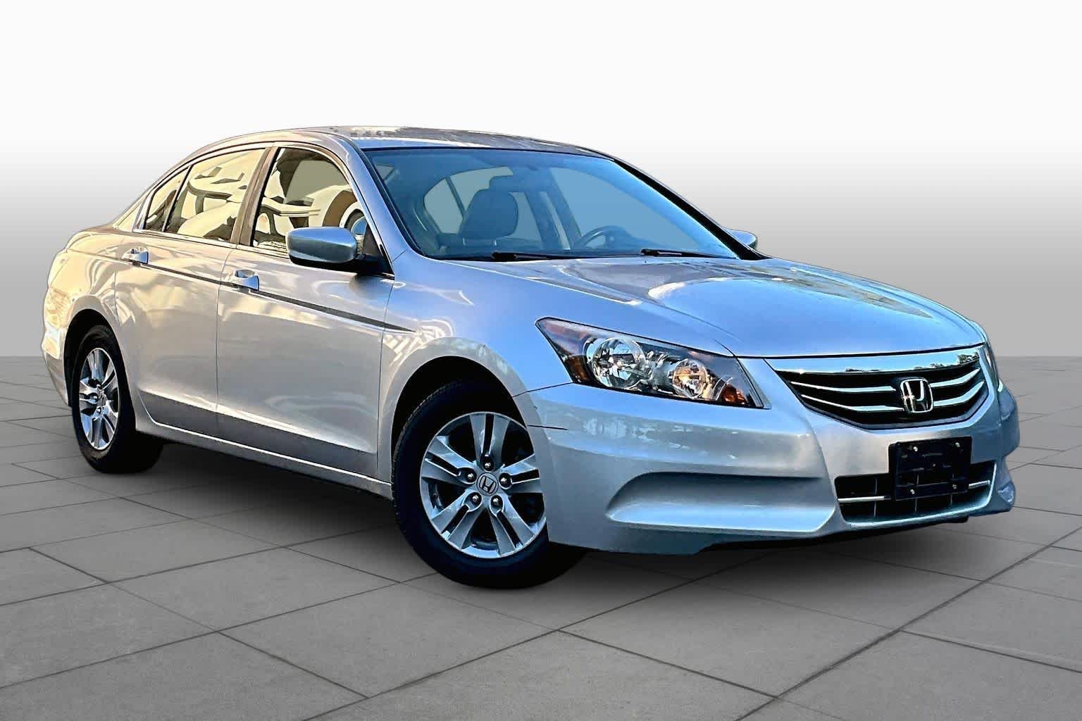 Used 2012 Alabaster Silver Metallic Honda SE image 2