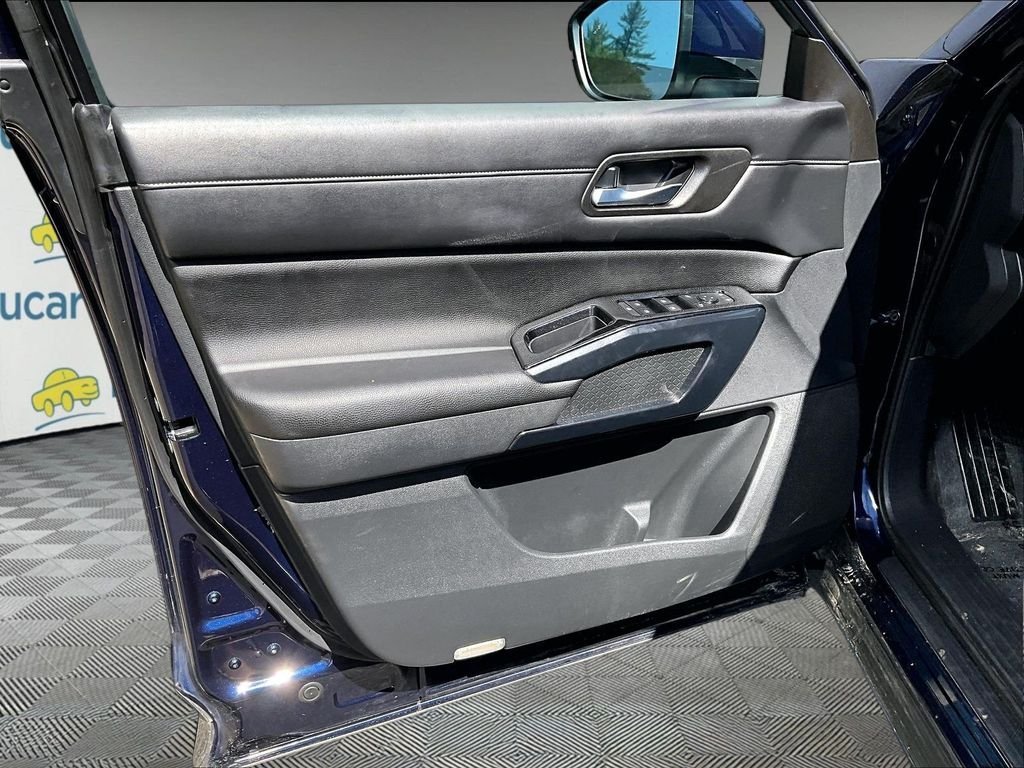 Used 2022 Blue Nissan S image 8
