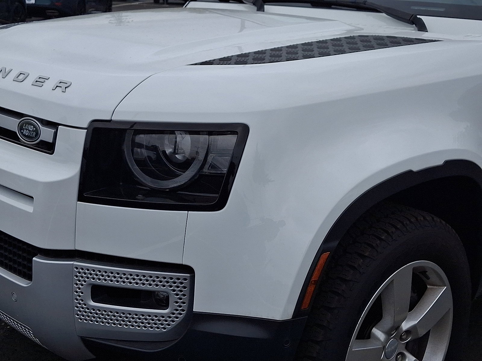 Used 2024 Fuji White - 1AA Land Rover SE image 12