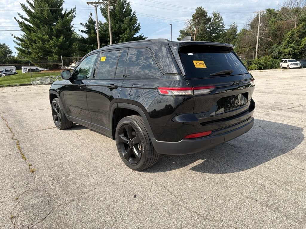 Used 2023 Diamond Black Jeep Altitude image 5