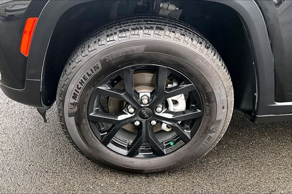 Used 2024 Black Jeep Altitude image 9