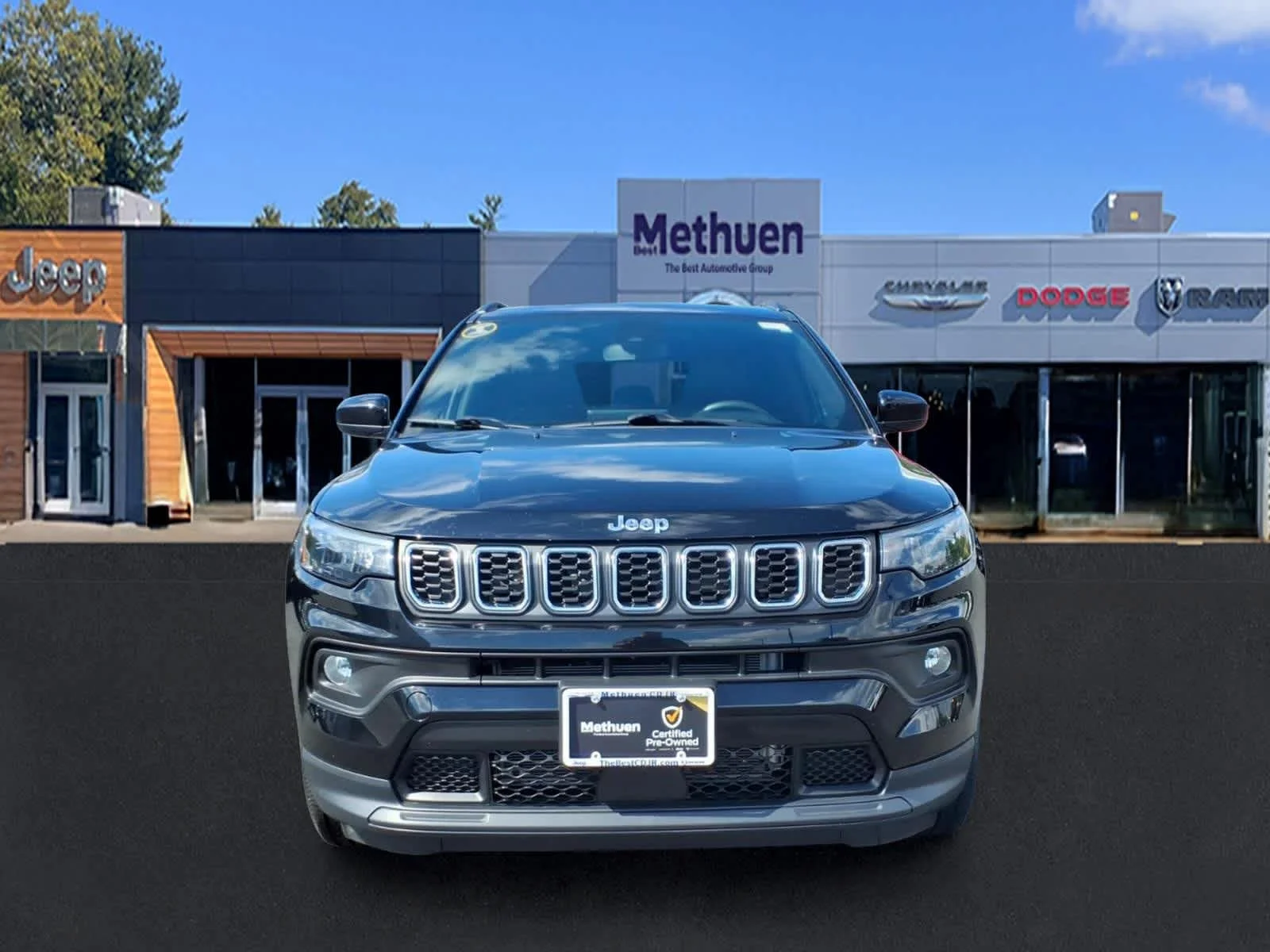 Used 2024 Diamond Black Crystal Pearlcoat Jeep Latitude Lux image 10
