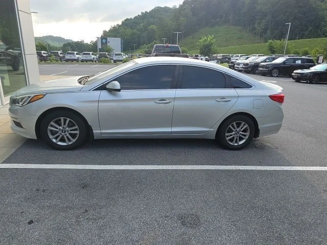 Used 2015 Silver Hyundai SE image 4