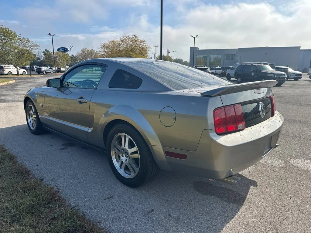 Used 2009 Gray Ford V6 image 11