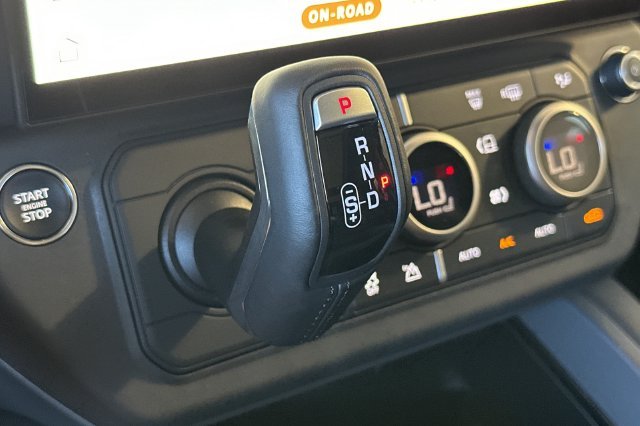 New 2026 Santorini Black Land Rover X-Dynamic SE image 21