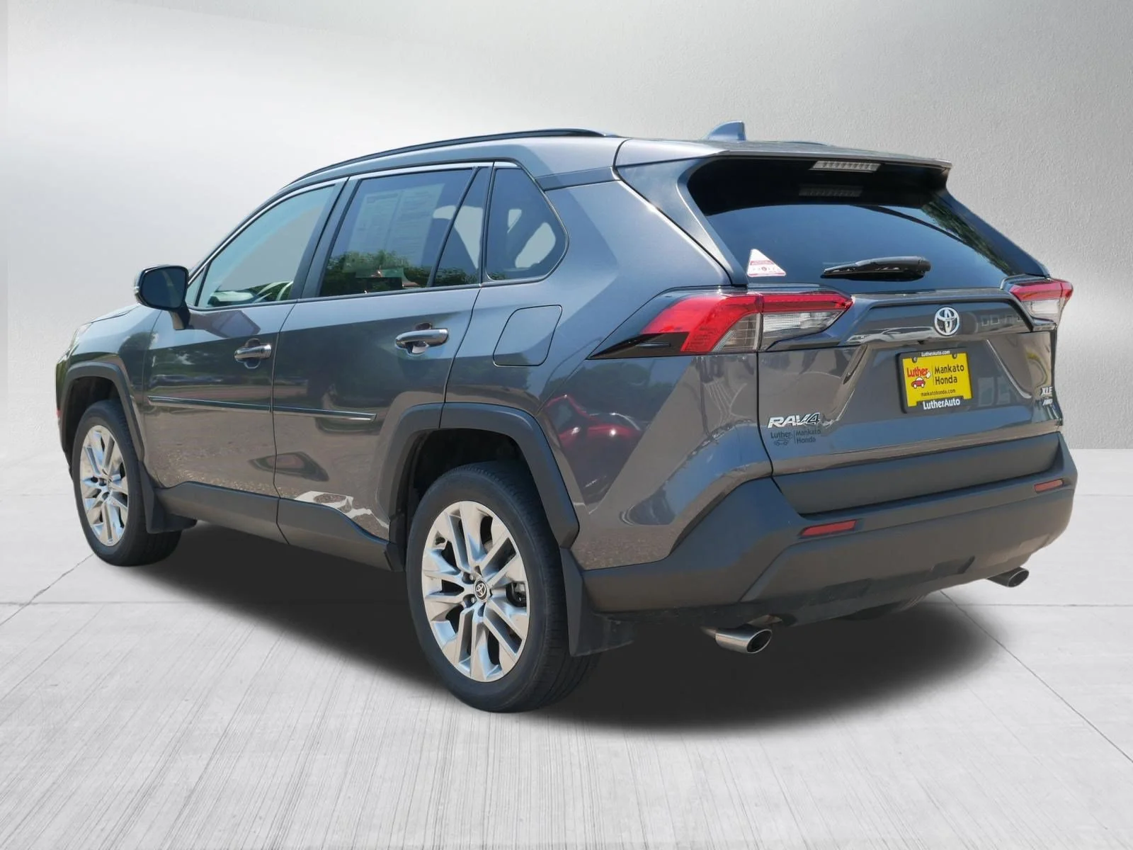 Used 2021 Magnetic Gray Metallic Toyota XLE Premium image 5