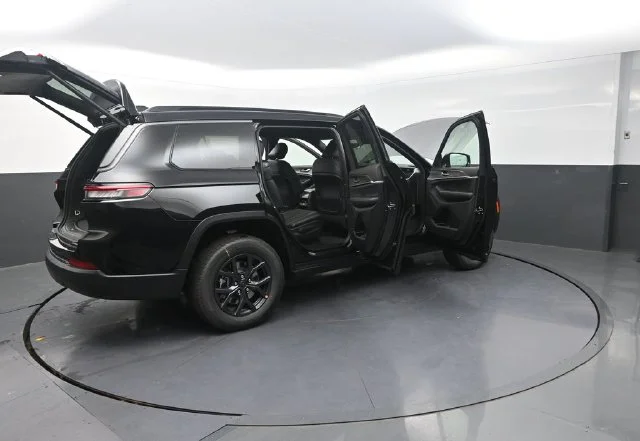 New 2027 High-Gloss Black Paint Jeep Laredo Altitude image 36