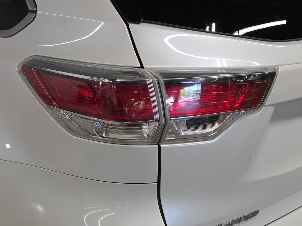 Used 2016 White Toyota XLE V6 image 15