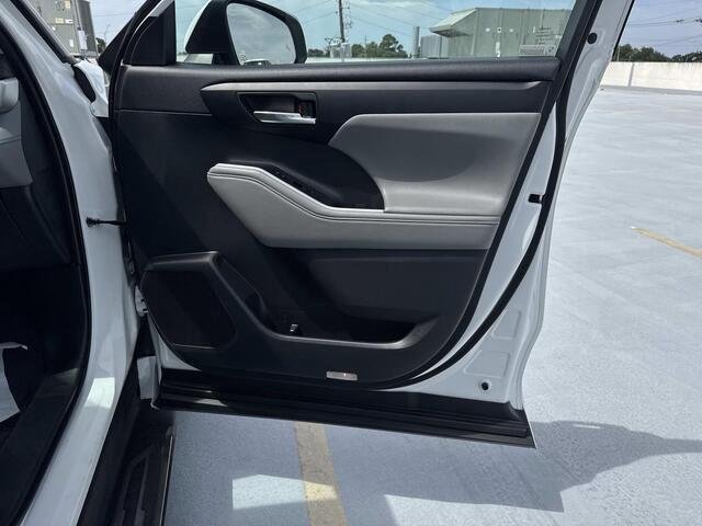 Used 2023 Wind Chill Pearl Toyota XLE image 14