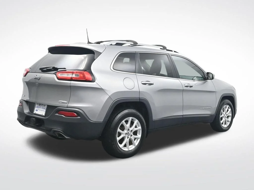 Used 2017 Billet Silver Metallic Clearcoat Jeep Latitude image 5