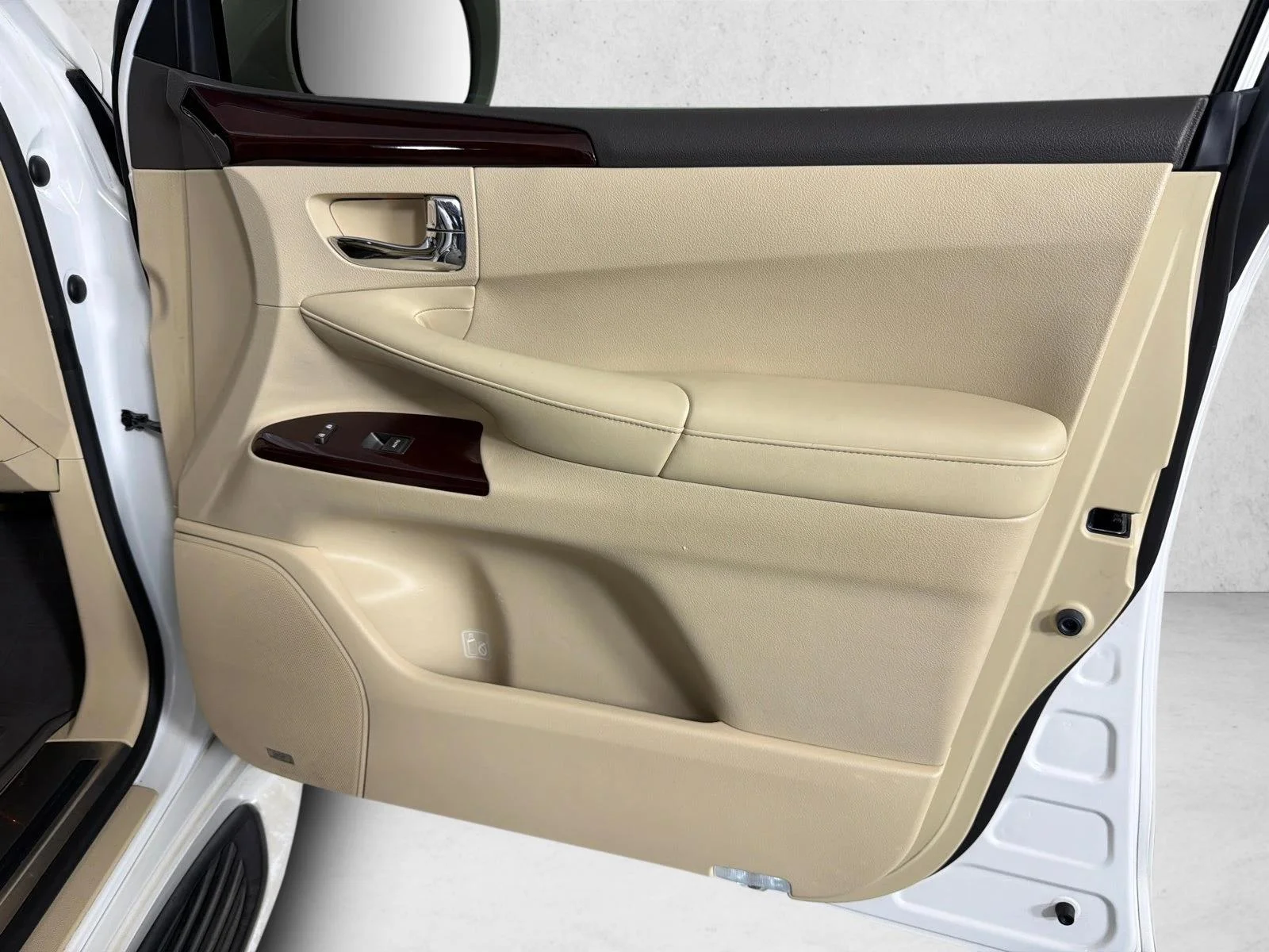 Used 2013 Starfire Pearl Lexus  image 16