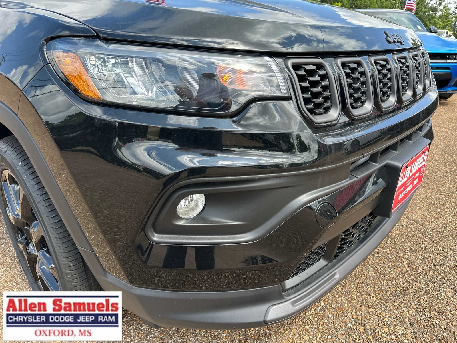 New 2026 Diamond Black Crystal Pearl-Coat Exterior Paint Jeep Latitude image 47