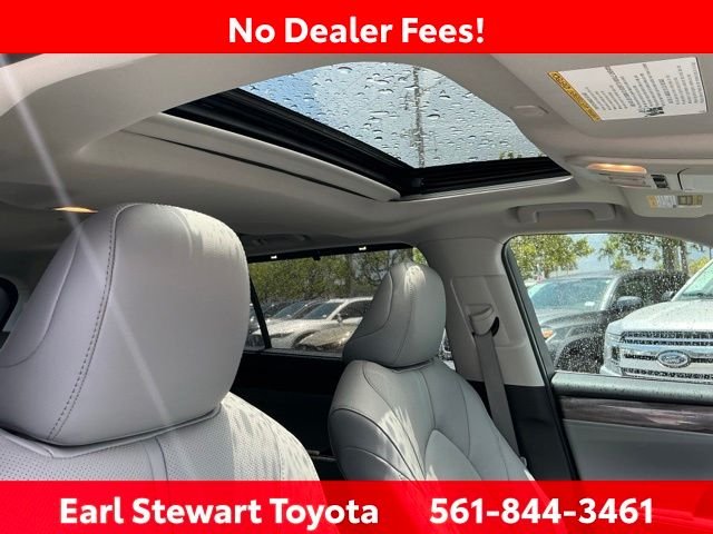 Used 2024  Toyota Limited image 31