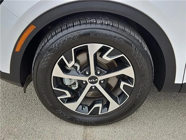 Used 2025 Glacial White Pearl KIA EX Front-Wheel Drive image 7