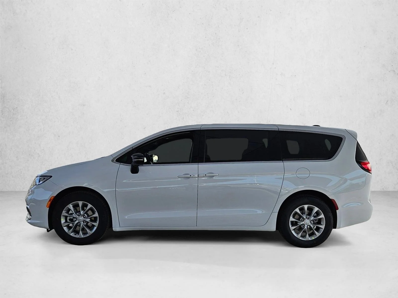 New 2026 Bright White Clear-Coat Exterior Paint Chrysler Limited image 5