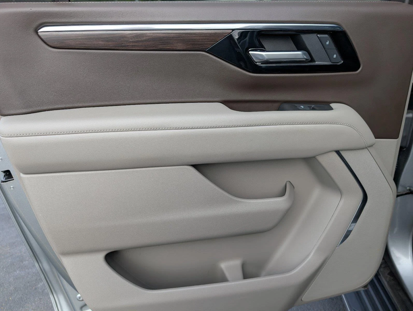Used 2025 Sterling Gray Metallic Chevrolet LT image 36