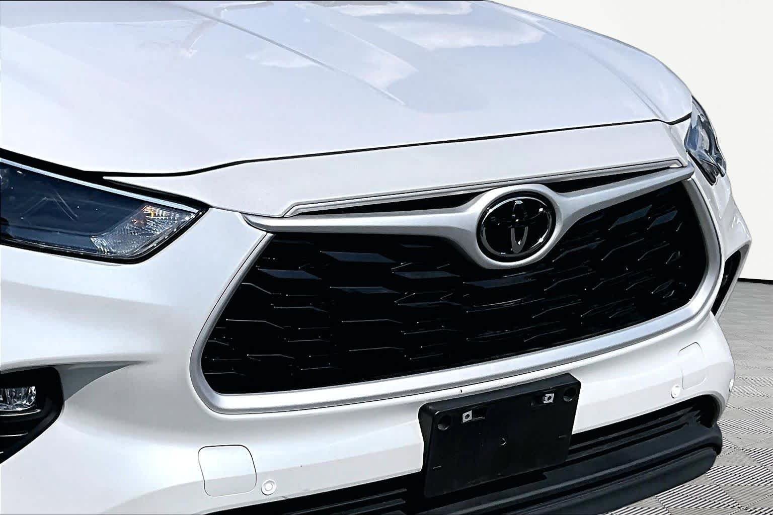 Used 2024 Wind Chill Pearl Toyota XLE image 30