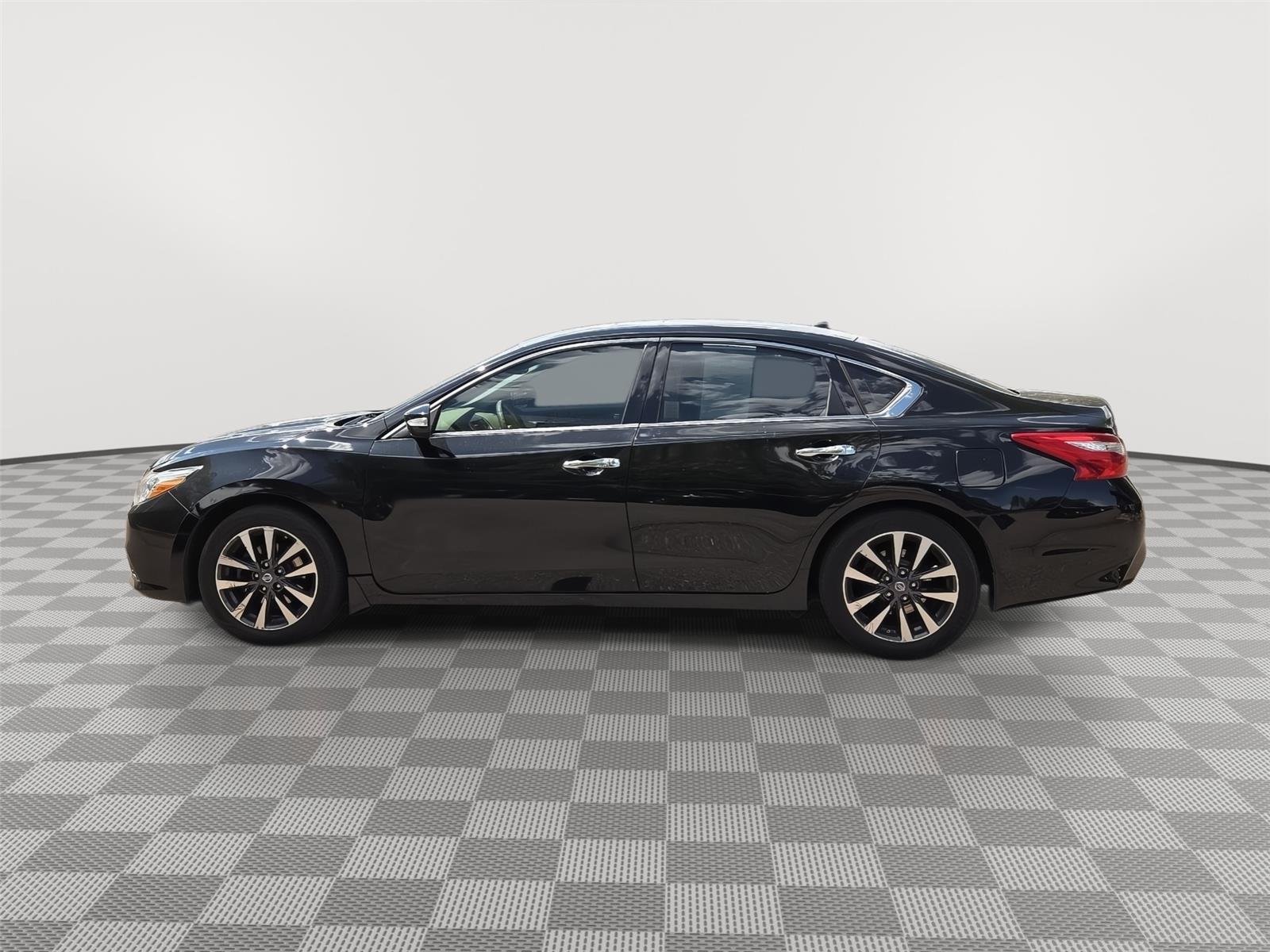 Used 2017 Super Black Nissan 2.5 SV image 9