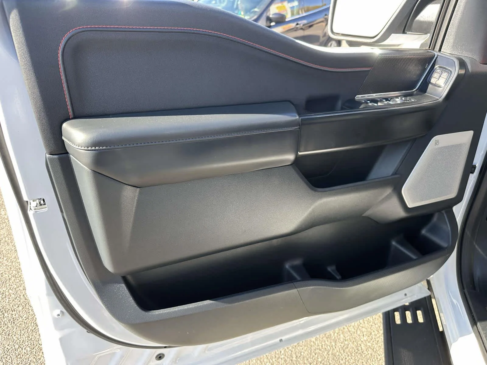Used 2025 Oxford White Clearcoat Ford Raptor image 24