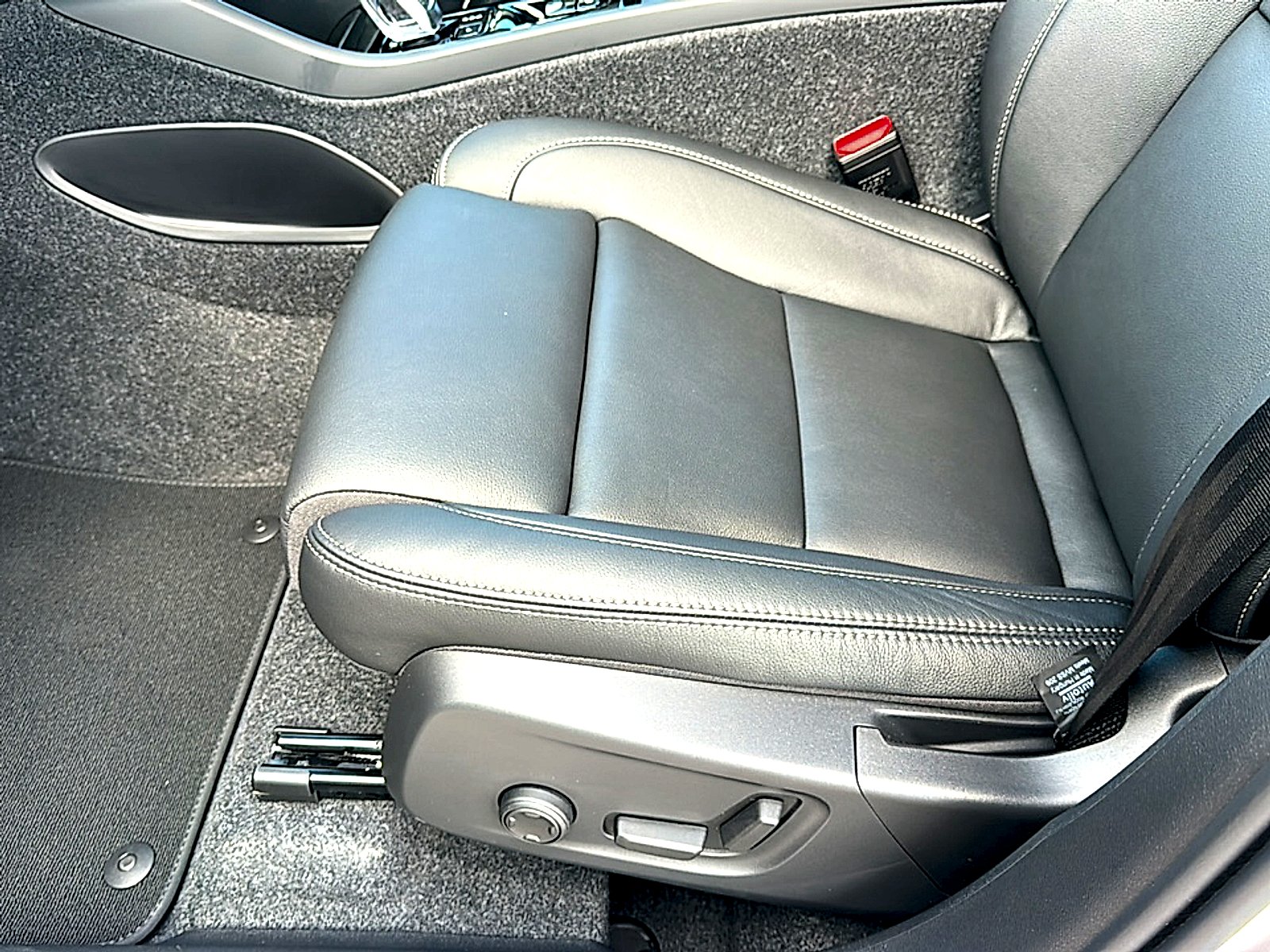 New 2026 Aurora Silver Volvo Plus image 12