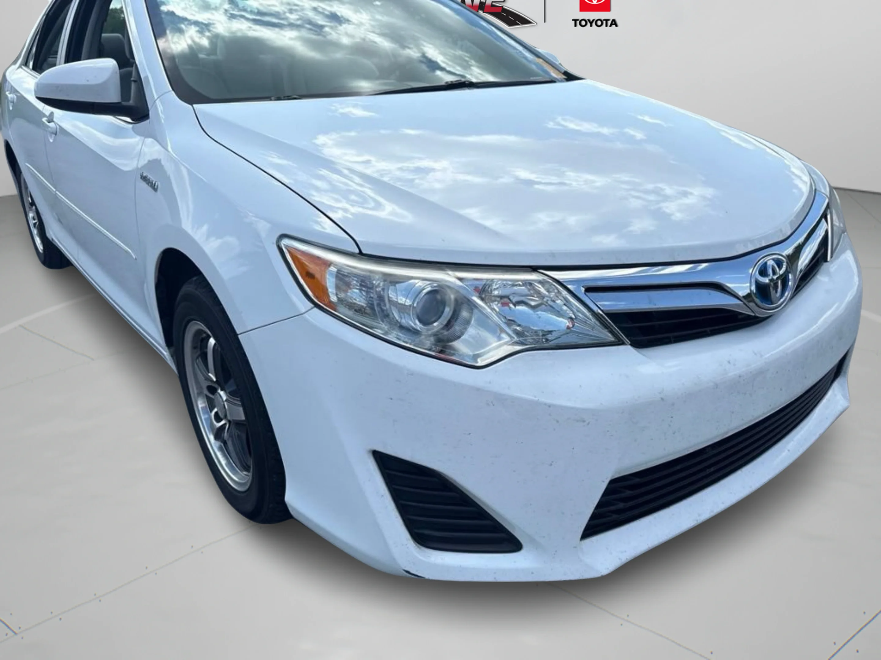 Used 2012 Super White Toyota LE image 28