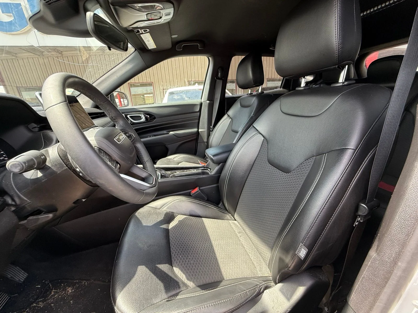 Used 2023 White Jeep Latitude image 11