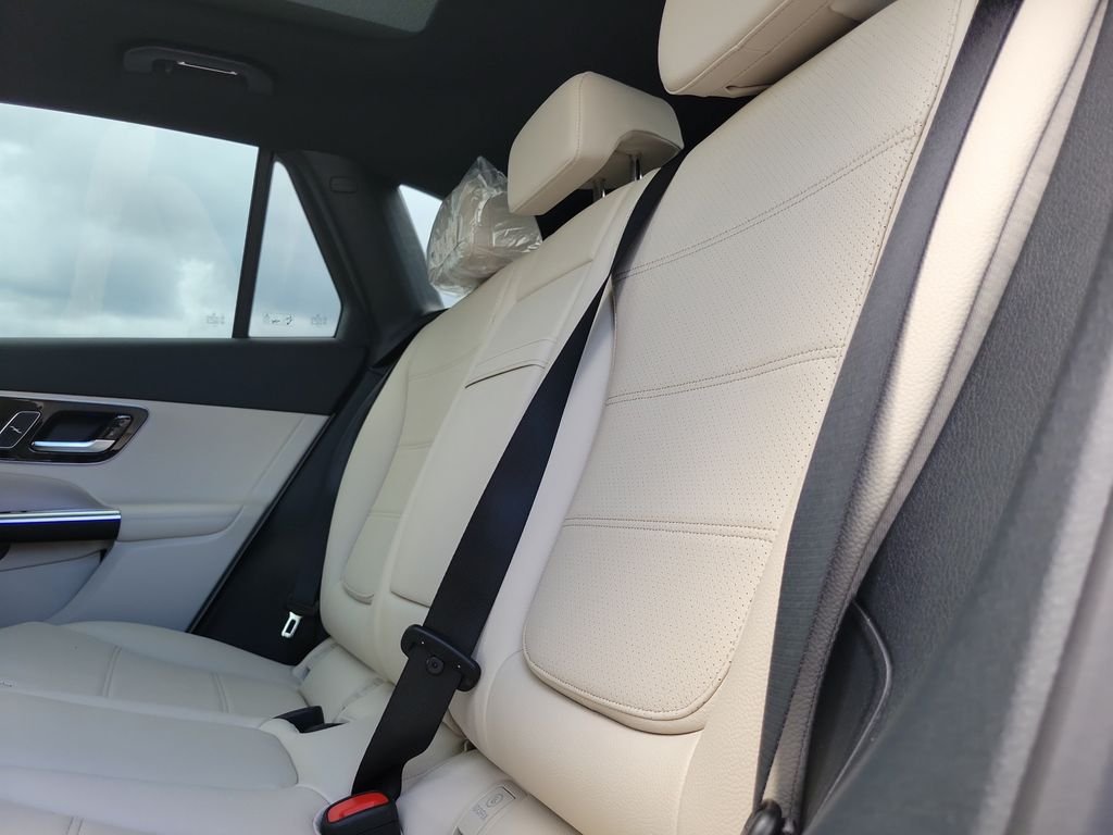 New 2027 Polar White Mercedes-Benz GLC 300 image 9
