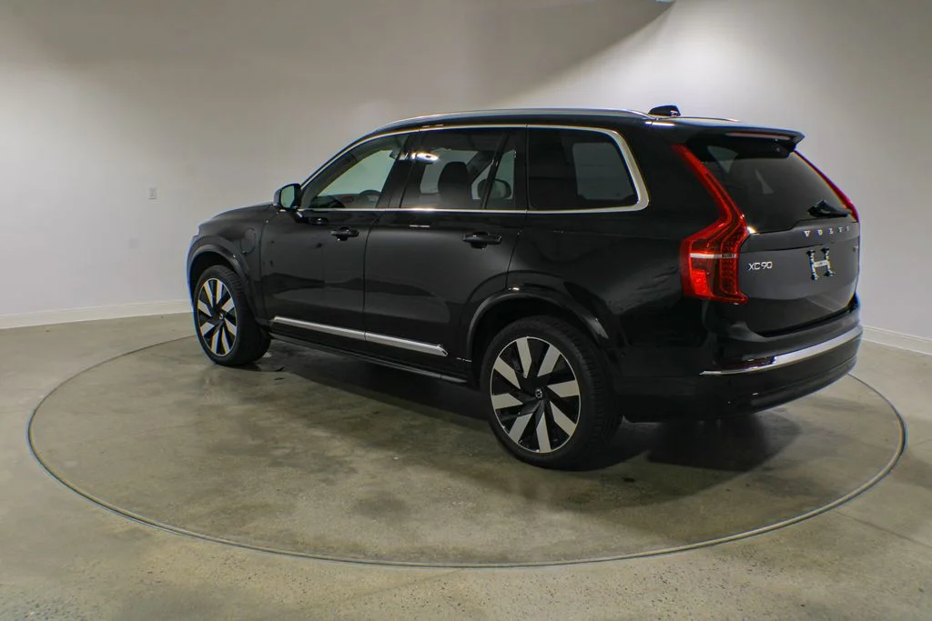 Certified Used 2025 Onyx Black Metallic Volvo T8 Plus image 3