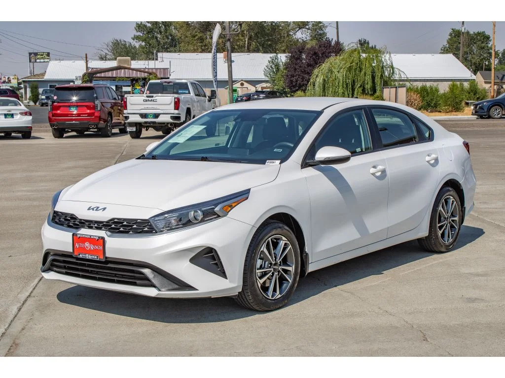 Used 2024 Snow White Pearl Kia LXS image 4