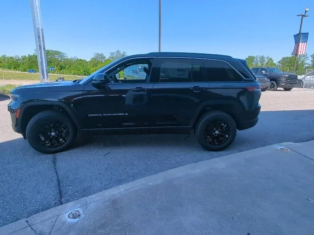 New 2026 Diamond Black Crystal Pearl-Coat Exterior Paint Jeep Laredo X image 27
