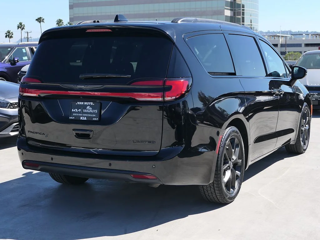Used 2025 Diamond Black Crystal Pearl Coat Chrysler Limited image 2