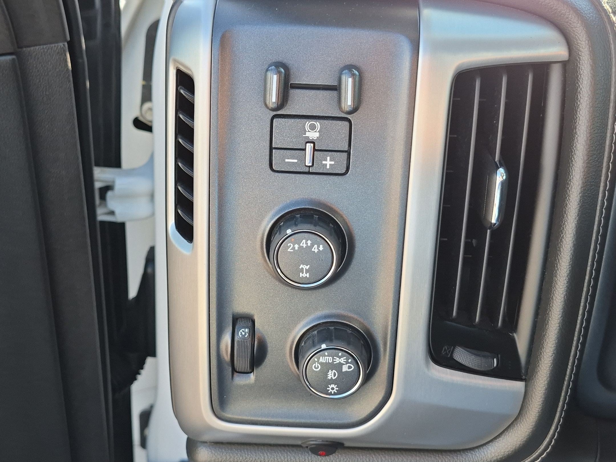 Used 2018 White GMC SLT image 24