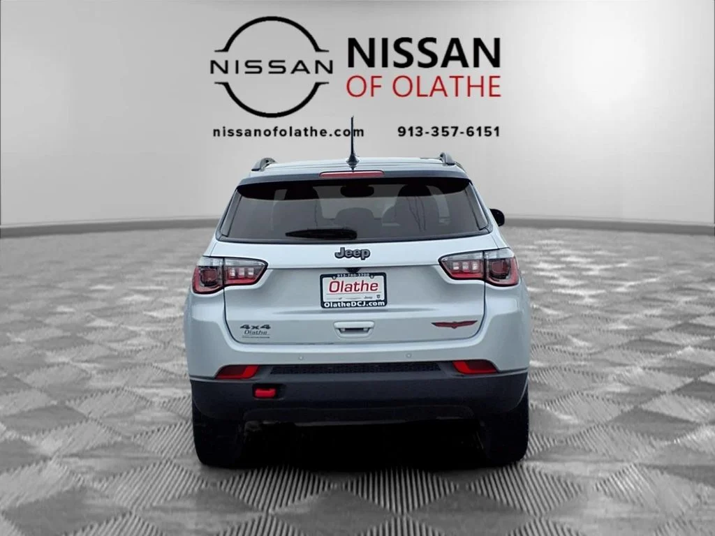 Used 2025 Silver Jeep Trailhawk image 27