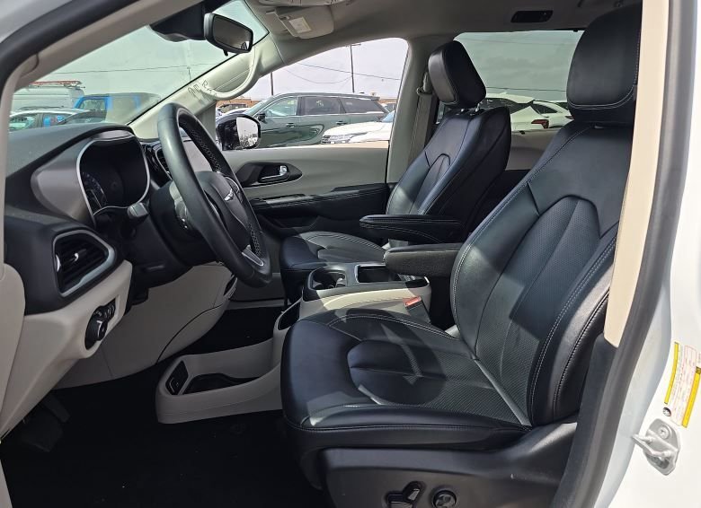 Used 2024 White Chrysler Touring L image 5