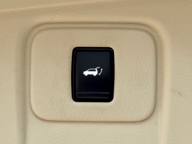 Used 2018 White Nissan SL image 38
