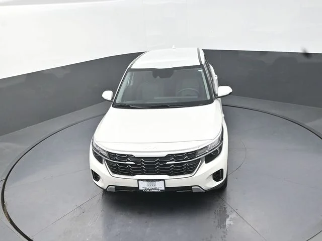 Used 2024 White Kia LX image 12