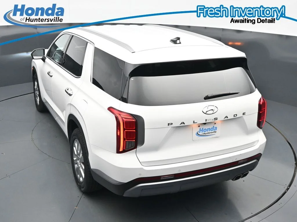 Used 2025 White Hyundai SEL image 23