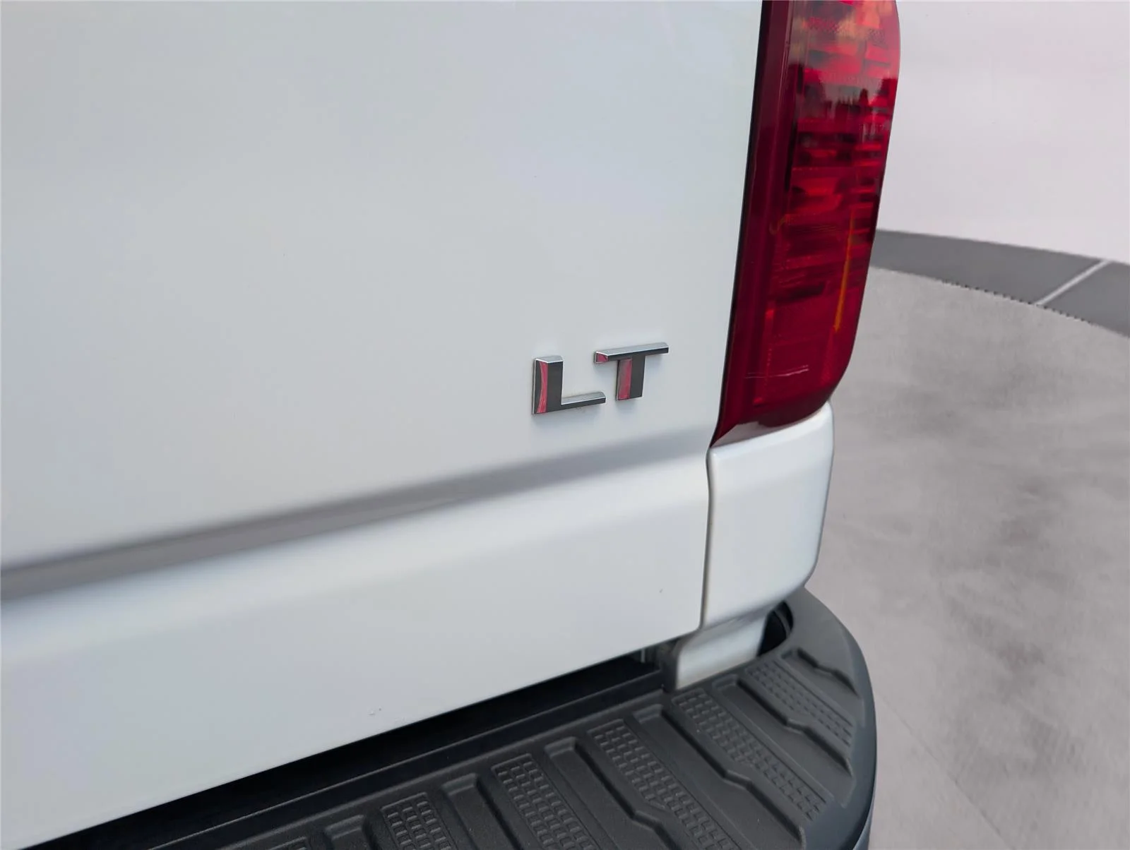 Used 2024 Summit White Chevrolet LT image 36