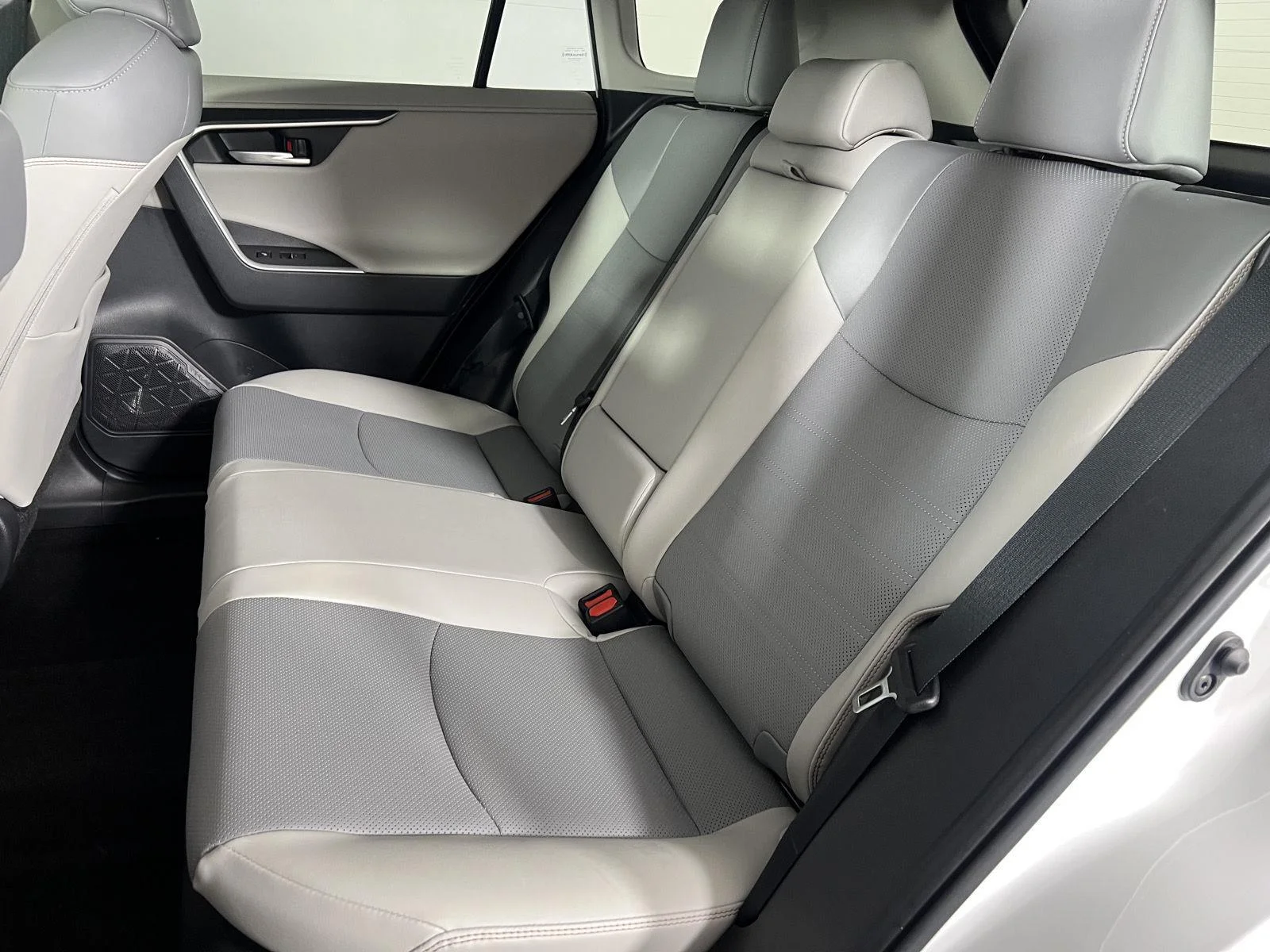 Used 2024 Wind Chill Pearl Toyota Limited image 28