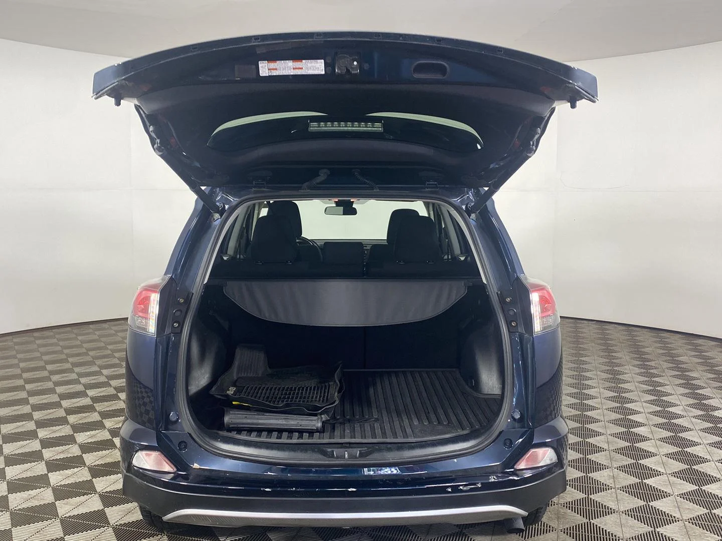 Used 2018 Galactic Aqua Mica Toyota XLE image 29