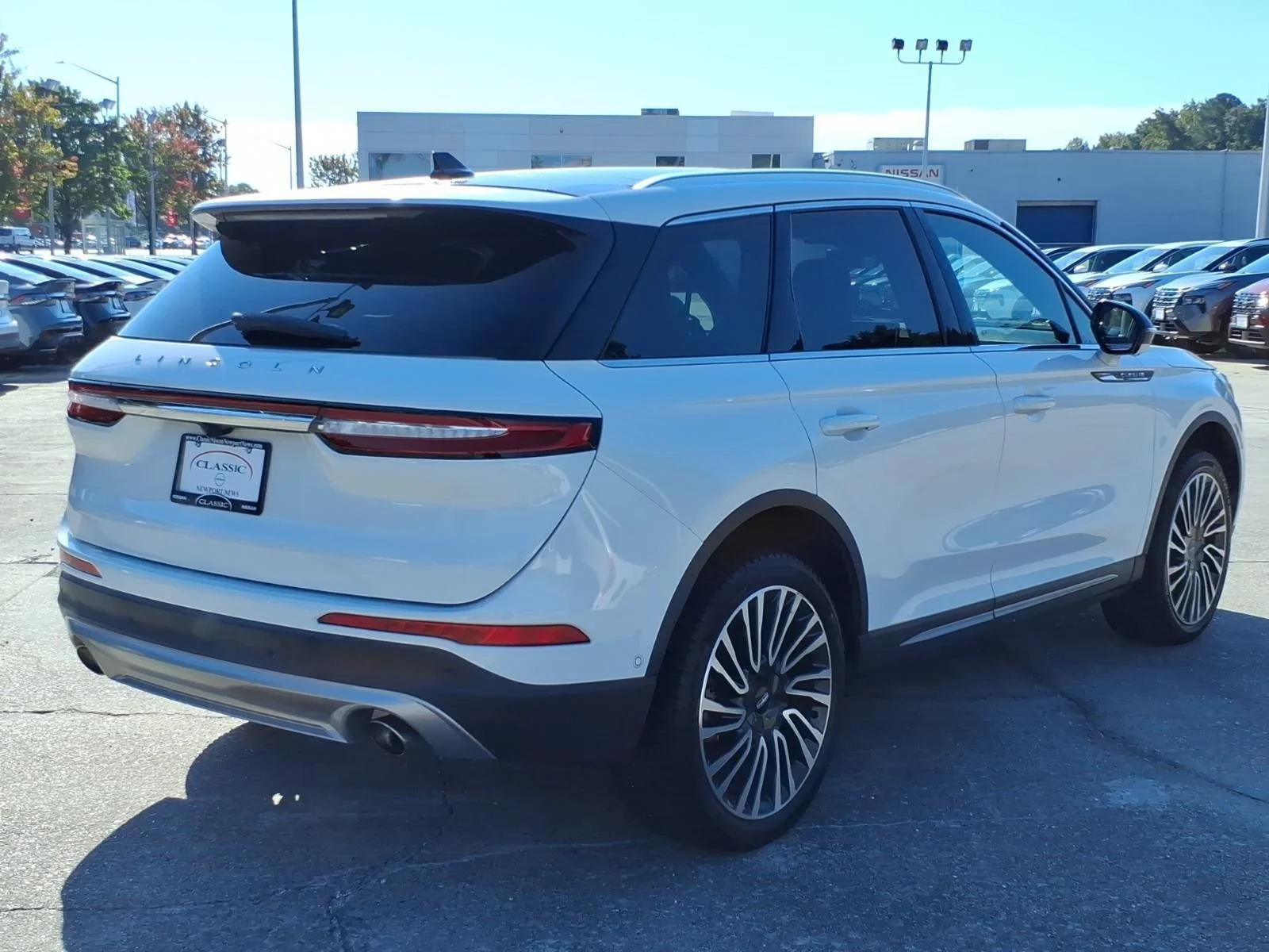 Used 2022 Pristine White Metallic Tri-Coat Lincoln Reserve image 7