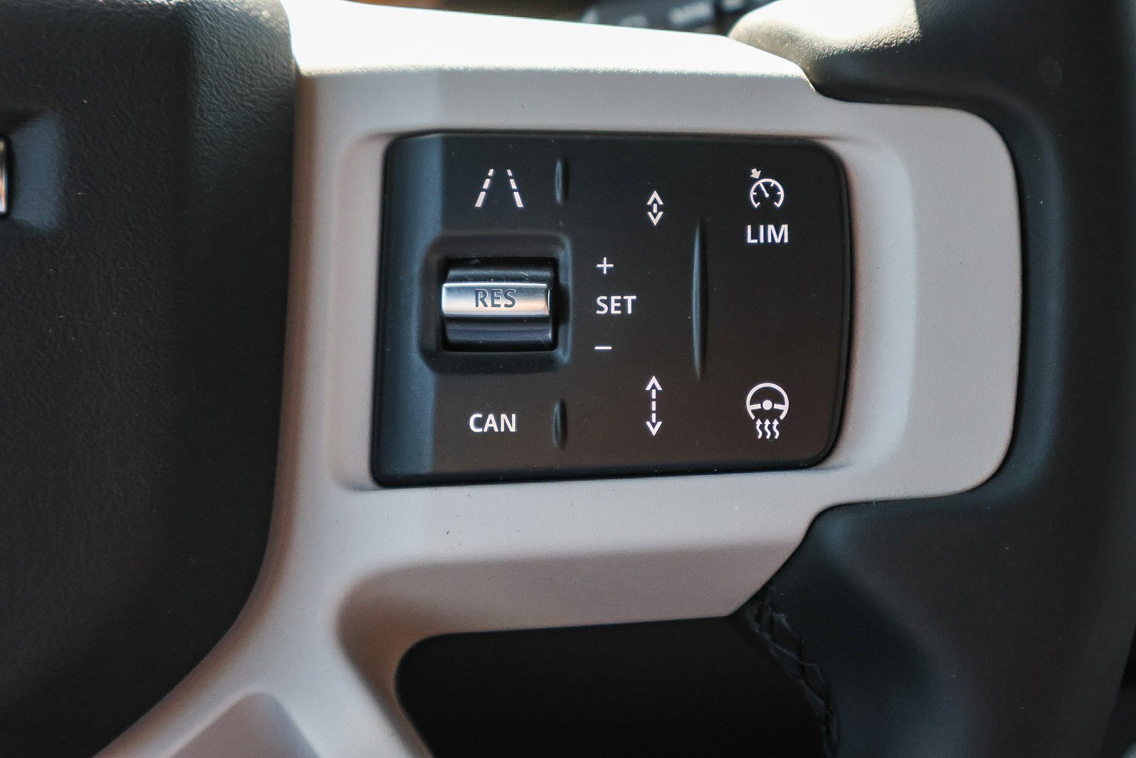 New 2026 Fuji White Land Rover X-Dynamic SE image 31