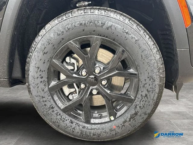 New 2026 Diamond Black Crystal Pearl-Coat Exterior Paint Jeep Laredo image 25