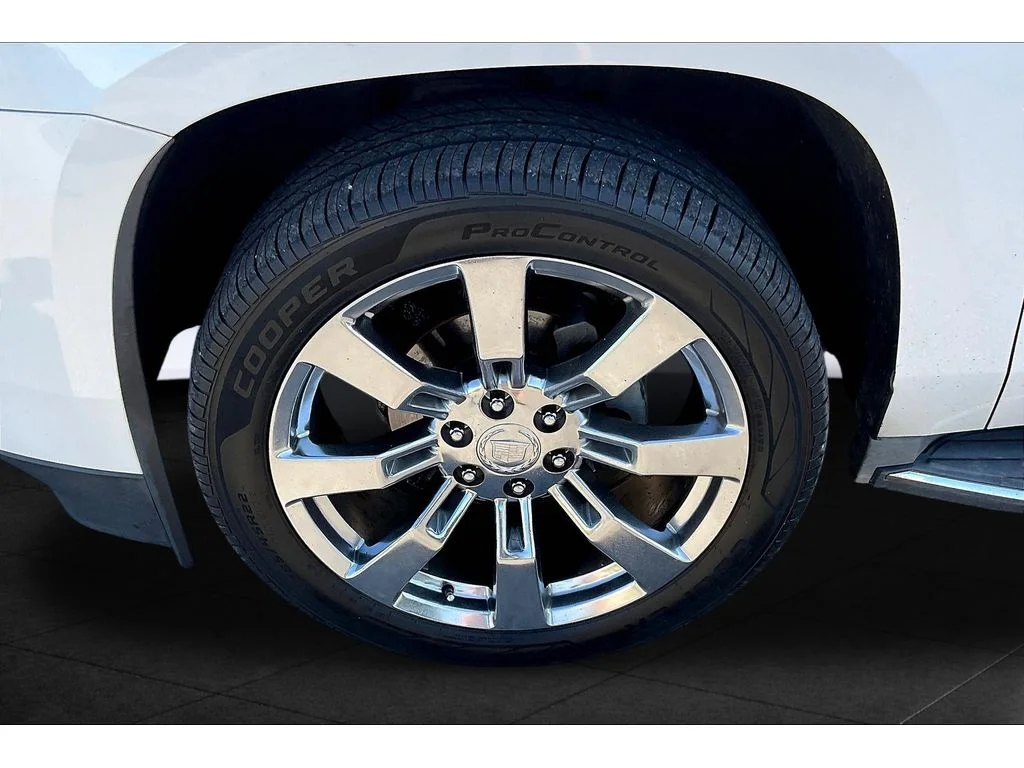 Used 2016 CRYSTAL WHITE TRICOAT Cadillac Luxury Collection image 7